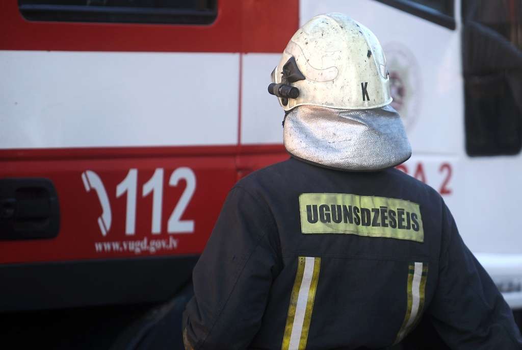 S.Žoltoka vidusskolā Rīgā aizdegusies elektroizolācija