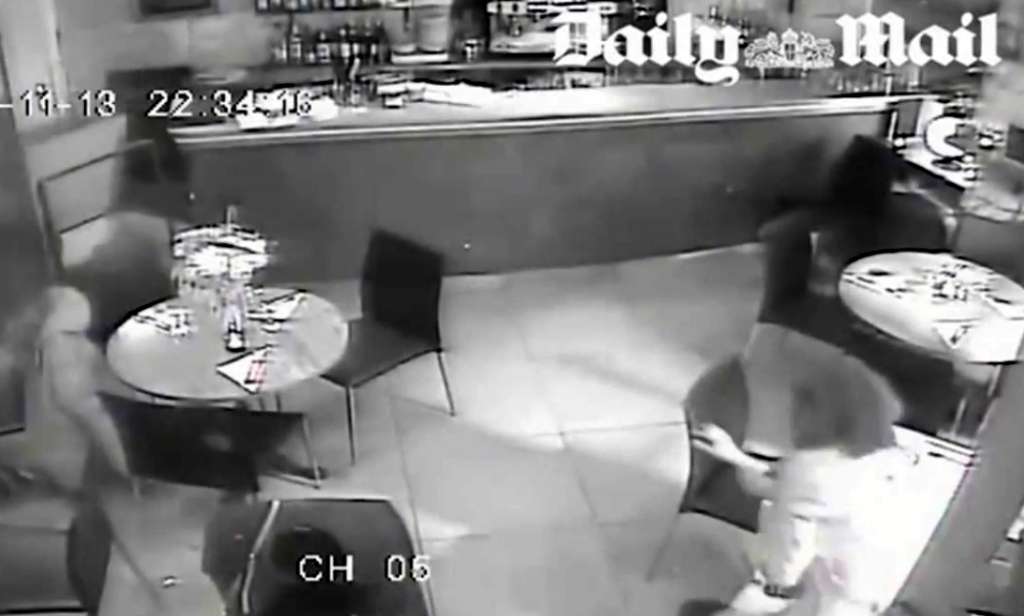 Publiskots video ar aukstasinīgo apšaudi Parīzes kafejnīcā; sievieti izglābj veiksme