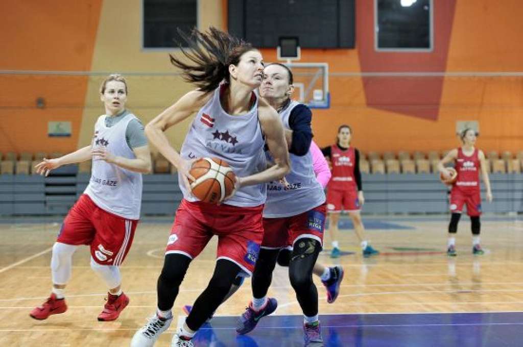 Basketbolistes spēlei ar Lietuvu gatavojas kaujas sastāvā