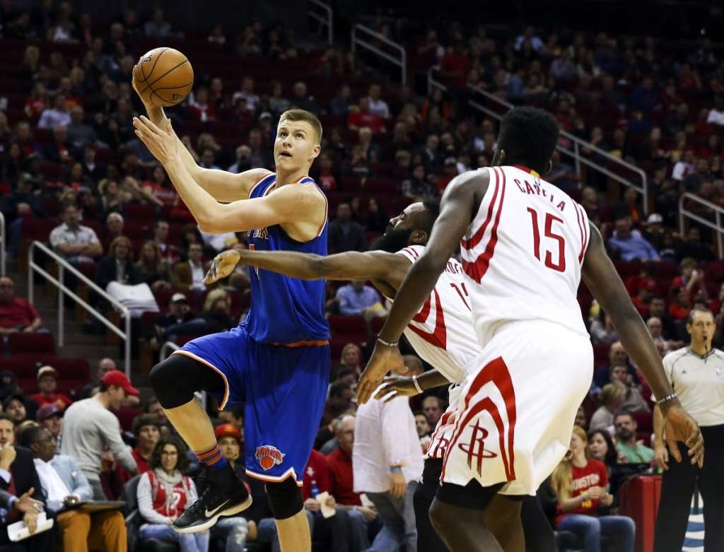 FOTO: Porziņģim 24 punkti Knicks ceturtajā uzvarā pēc kārtas