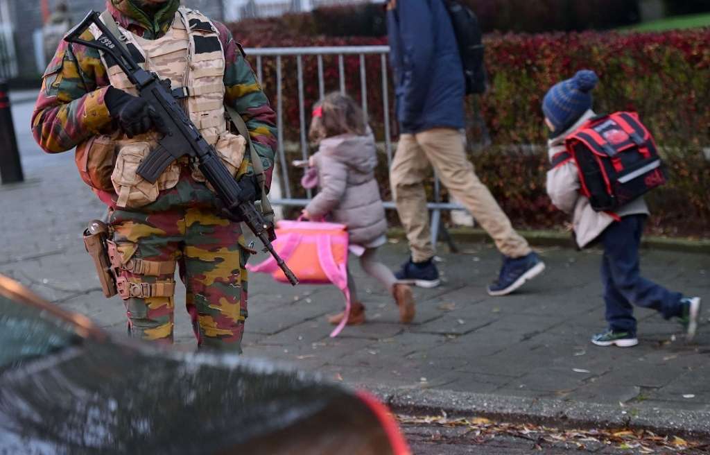 FOTO: Mazie briselieši bruņotu armijnieku pavadībā iet uz skolu