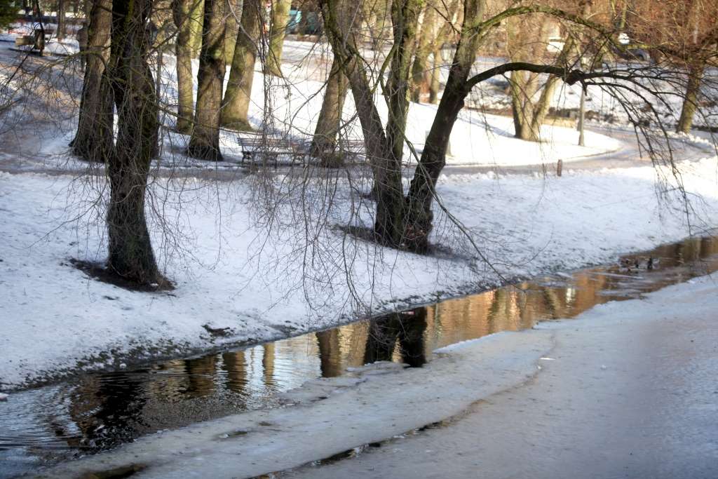 Brīvdienās valsts austrumos vēl pieturēsies ziema un papildināsies sniega sega