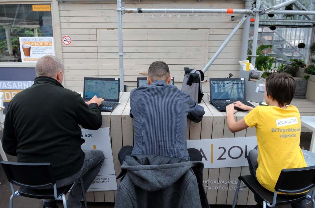 Senioru mājsaimniecībās arvien aktīvāk internetu lieto naudas transakcijām