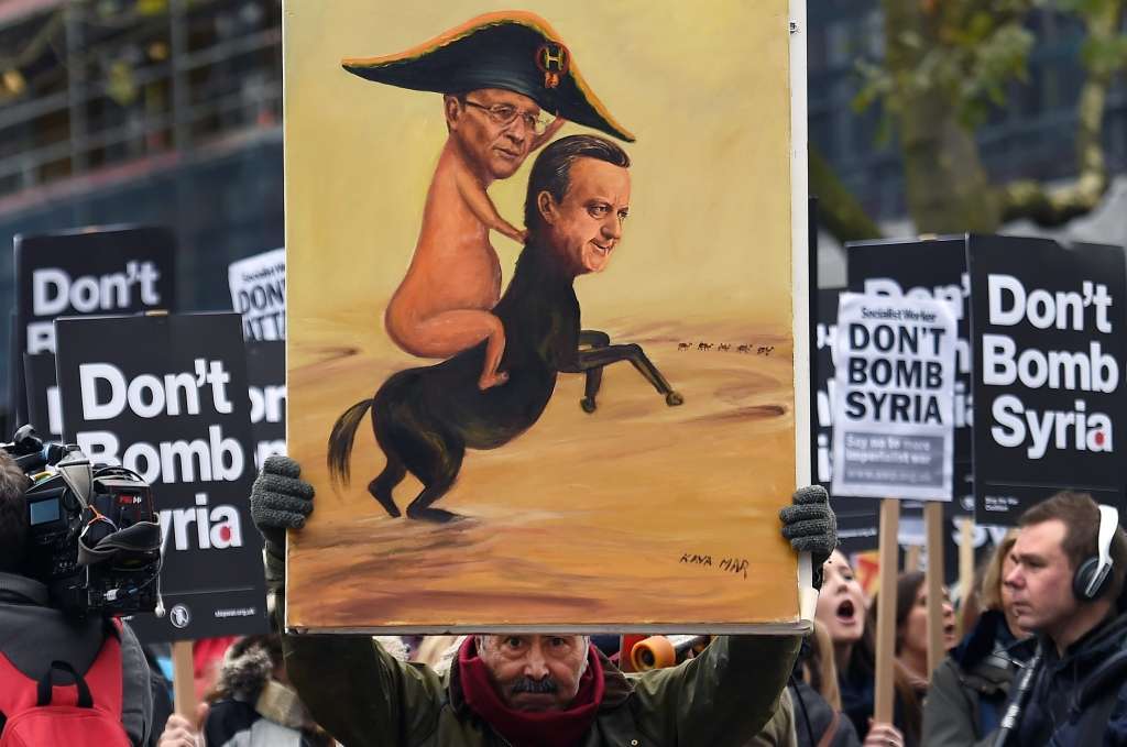 FOTO:Londonā protestē pret britu iesaistīšanos uzlidojumos Sīrijā