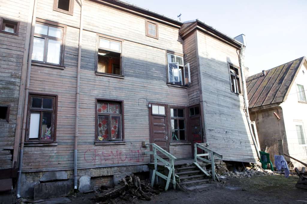 Rīgā nojauktas bēdīgi slavenās būves Buru ielā 9
