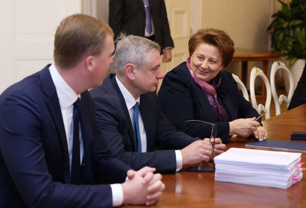 Nākamgad palielinās premjera, ministru, parlamentāro sekretāru un Saeimas frakciju vadītāju algas