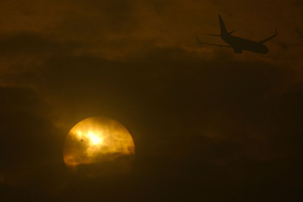 Spraugā pavērtu durvju dēļ aviolainera piloti veic ārkārtas nosēšanos Filipīnās