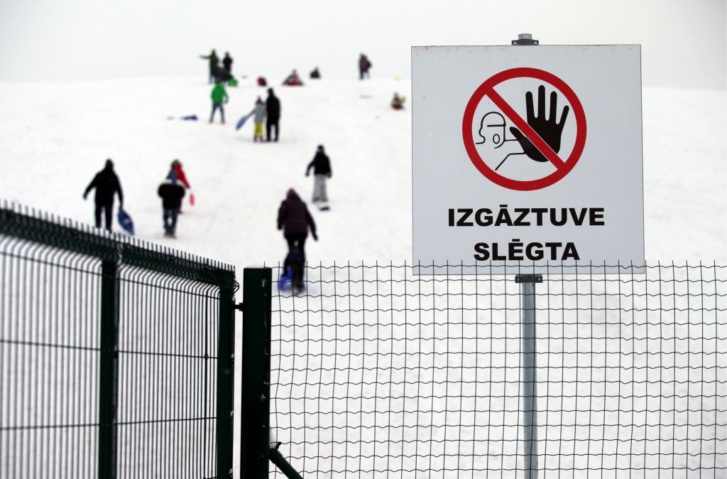 Rīdzinieki ignorē aizliegumu atrasties uz kalna Deglava ielā