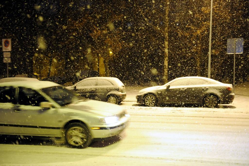 Pirmdien Rīgā ieviesīs tā saucamās puteņa biļetes; autovadītāji sabiedrisko transportu varēs izmantot bez maksas