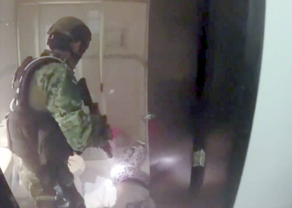 Sprādzieni un smaga apšaude - dramatisks video sniedz ieskatu El Chapo aizturēšanā