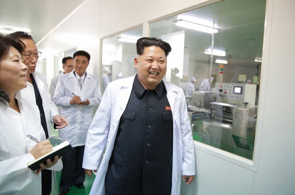 Ziemeļkoreja dižojas ar kārtējo revolucināro izgudrojumu - "bezpaģiru" alkoholu