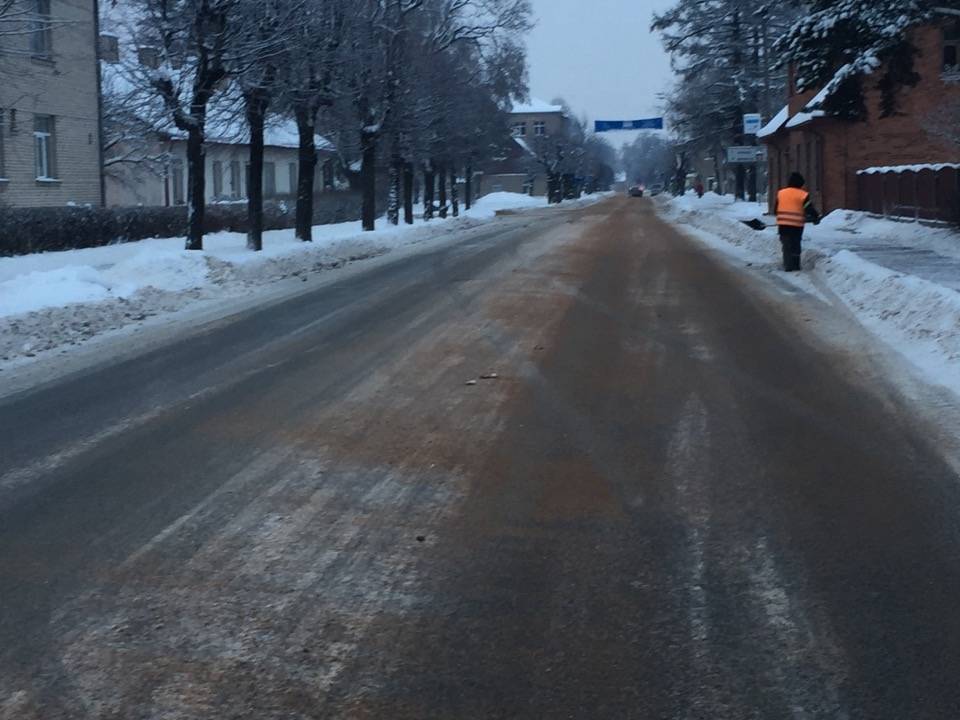 Valkas ielas kārtīgi notīrītas un nokaisītas, “sāpju” bērns – māju pagalmi