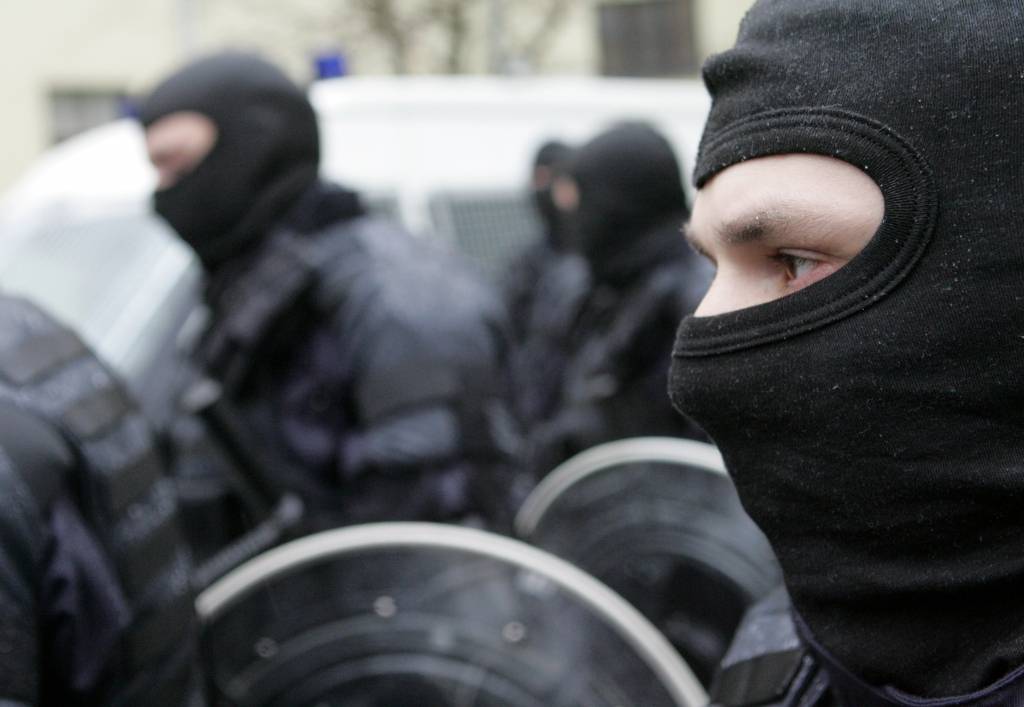 Aizturot psihiski nelīdzsvarotu vīrieti, ar nazi ievainots specvienības policists