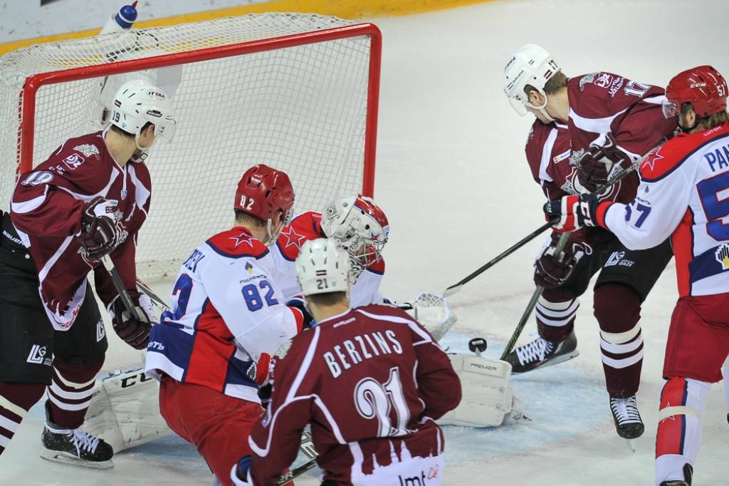 FOTO: Rīgas Dinamo piedzīvo bezierunu zaudējumu KHL līderiem Maskavas CSKA