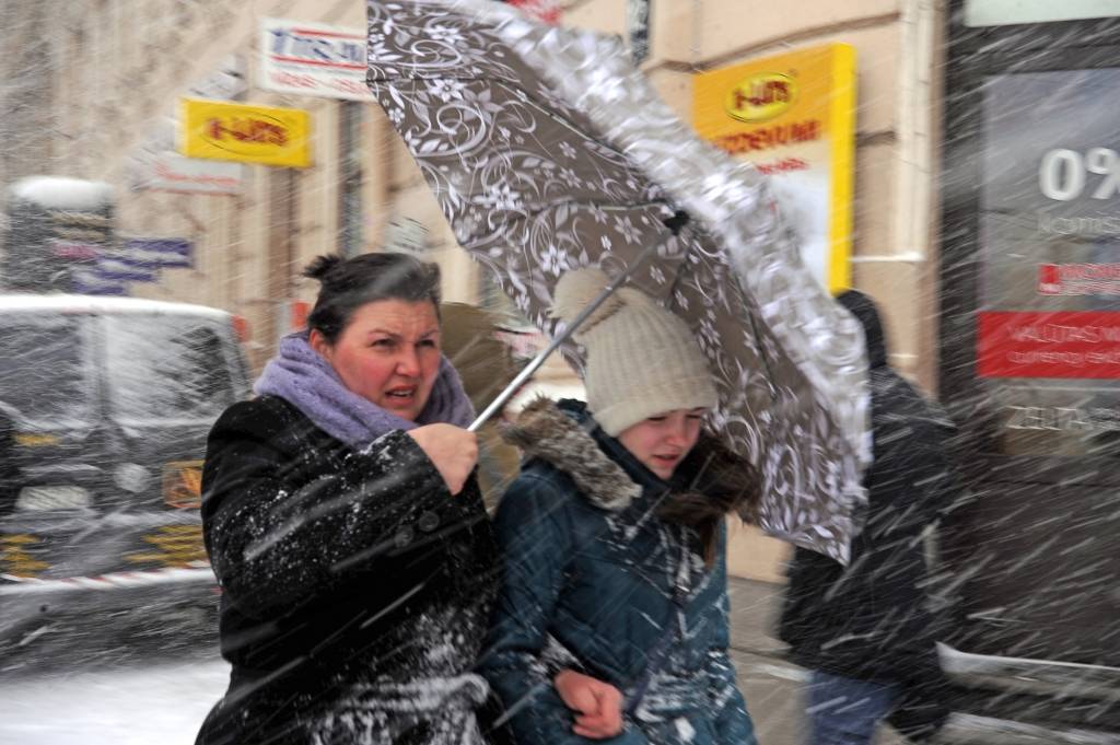 Sinoptiķi brīdina - Rīgā tuvākajās stundās pieņemsies spēkā vējš