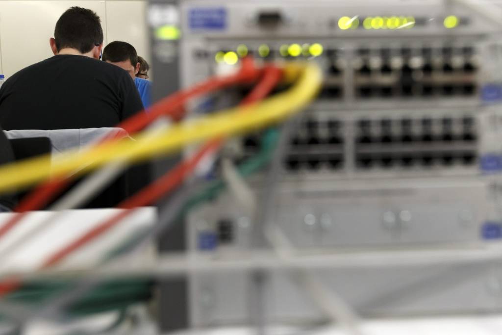 Datu drošība Latvijā uzlabojusies; nākotnē paredzami uzbrukumi viedtālruņiem