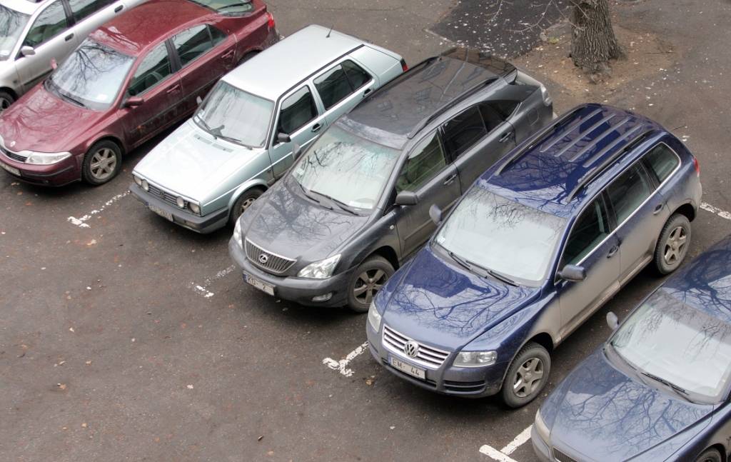 Būvvalde sākusi slēgt privātās maksas autostāvvietas Rīgā