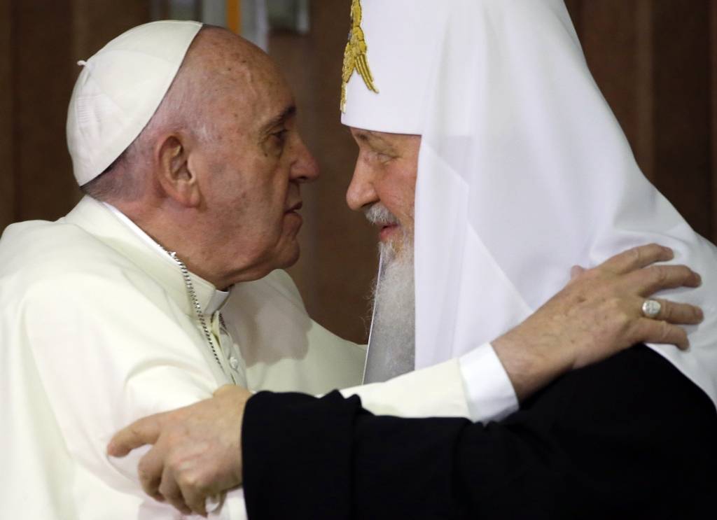Pāvests Francisks un patriarhs Kirils vēsturiskās tikšanās laikā aicina atjaunot kristiešu vienotību
