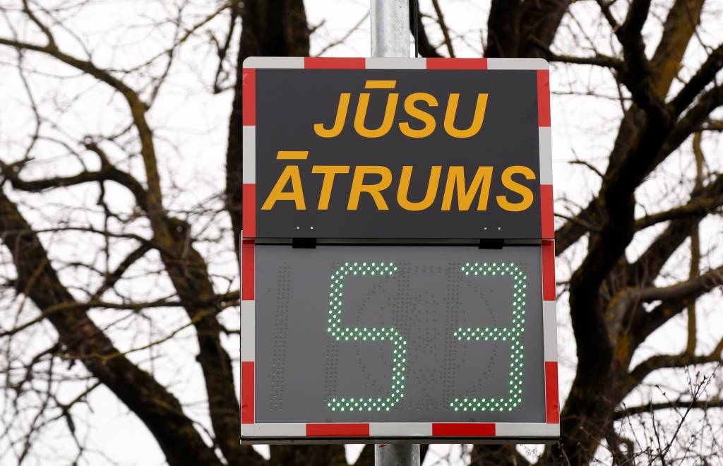 FOTO: Katlakalna melnajā punktā uzstāda braukšanas ātruma mērītāju
