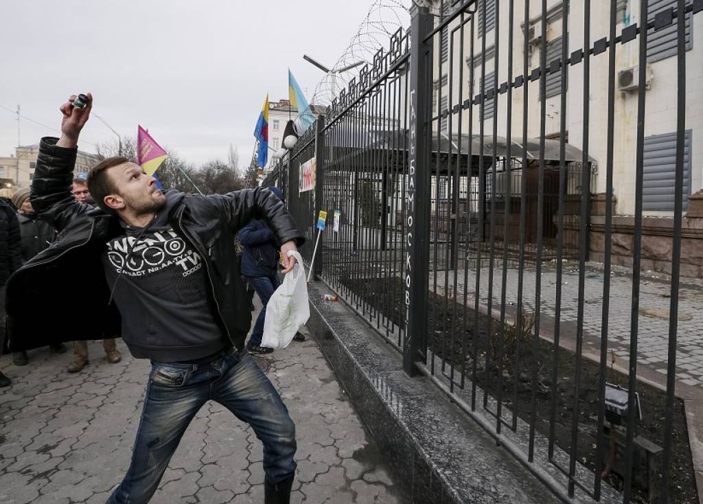 FOTO: Protestos pret Savčenko aizturēšanu ukraiņi uzbrūk Krievijas vēstniecībai