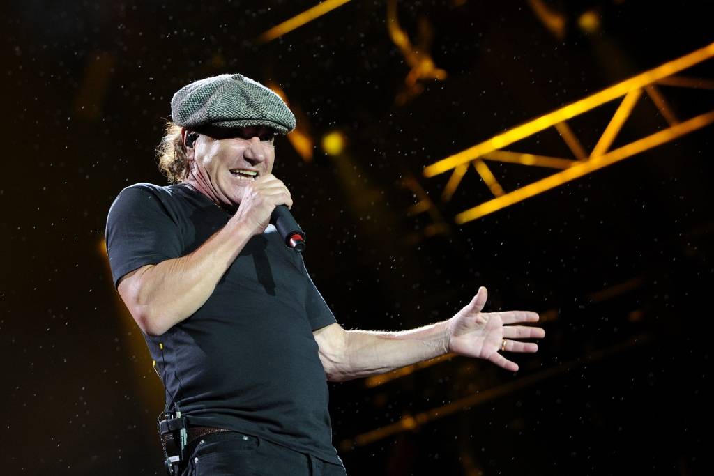 Roka gigantiem AC/DC jāaptur koncertturneja, lai glābtu vokālista dzirdi