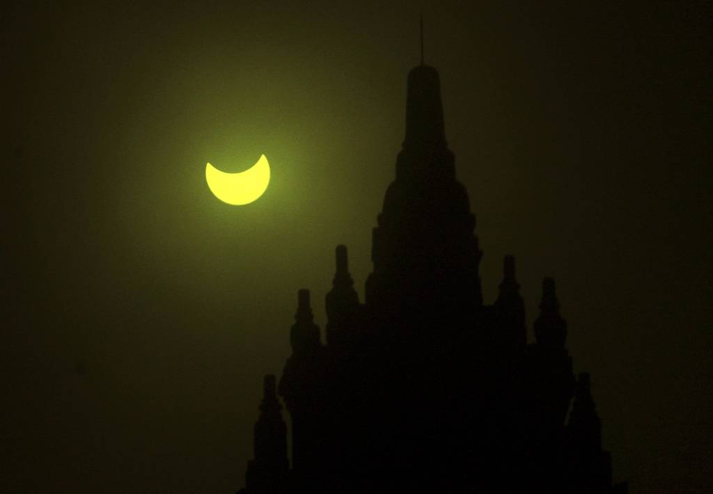 FOTO: Pilns Saules aptumsums sajūsmina un satrauc indonēziešus