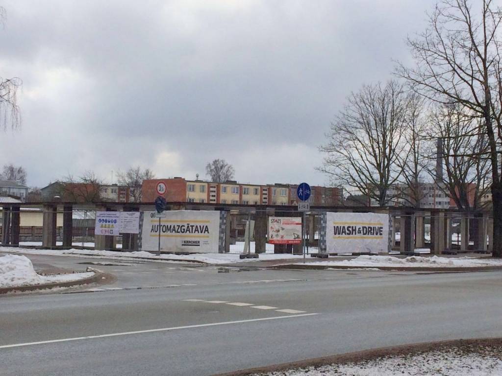 Valmierā būvē pirmo “Wash & Drive” pašapkalpošanās automazgātavu