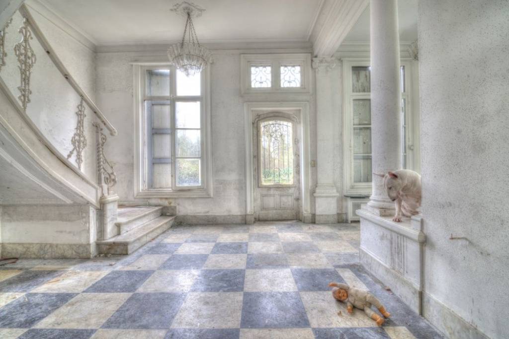 FOTO: fotogrāfe un viņas uzticamais draugs apceļo pasaules graustus