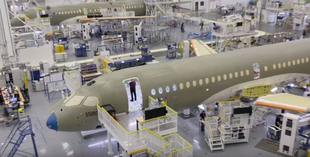 Video: kā tiek ražota airBaltic Bombardier CS300 lidmašīna