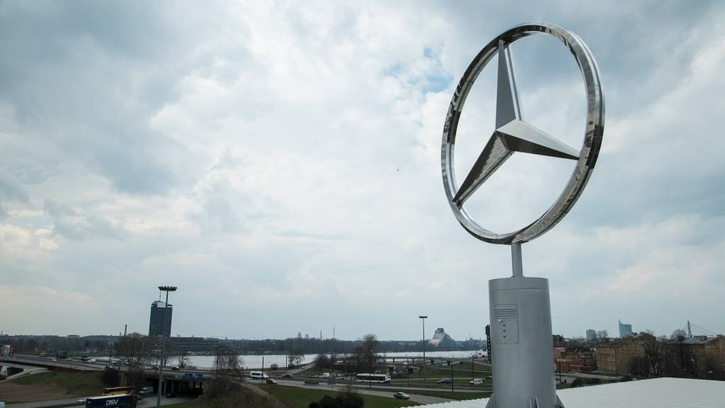 FOTO: Uz Domenikss autosalona uzstādīta Mercedes-Benz zvaigzne 4,5 metru diametrā
