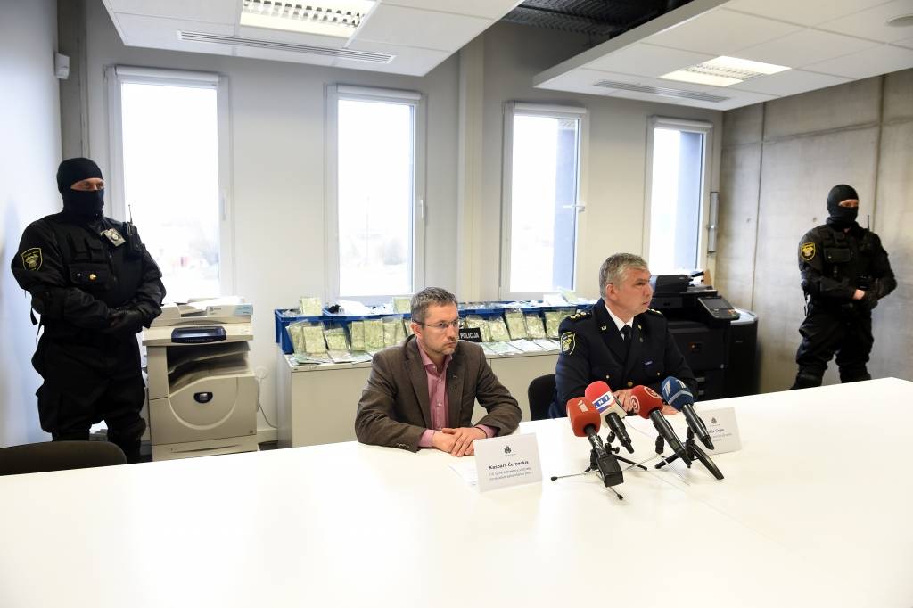 Juglas krastā aizturētajā narkotiku kravā bijuši 60 kilogrami kokaīna aptuveni sešu miljonu eiro vērtībā
