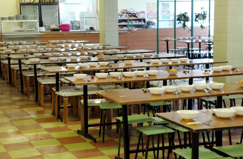 Piedāvā pirmsskolas pedagogu algas celt uz skolēnu brīvpusdienu rēķina