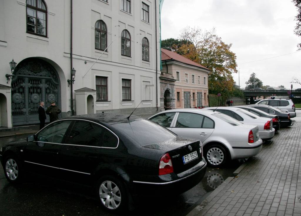 Rosina marķēt valsts uzņēmumu automašīnas