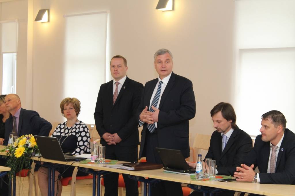 Izglītības un zinātnes ministrs Kārlis Šadurskis apmeklē Smilteni