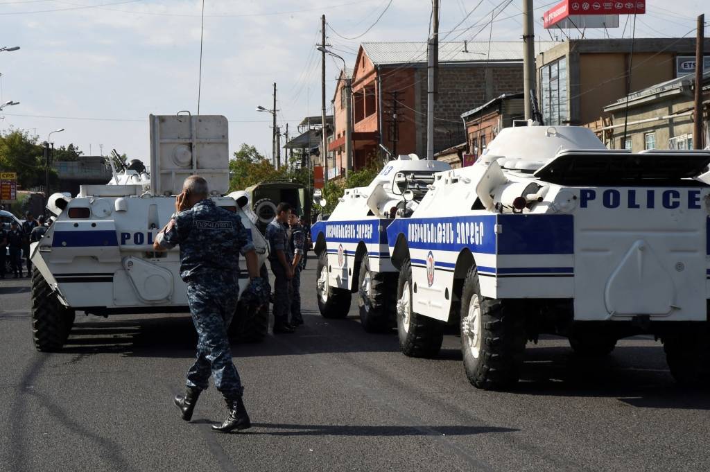 Bruņots grupējums Armēnijas galvaspilsētā ieņēmis policijas ēku un sagrābis ķīlniekus