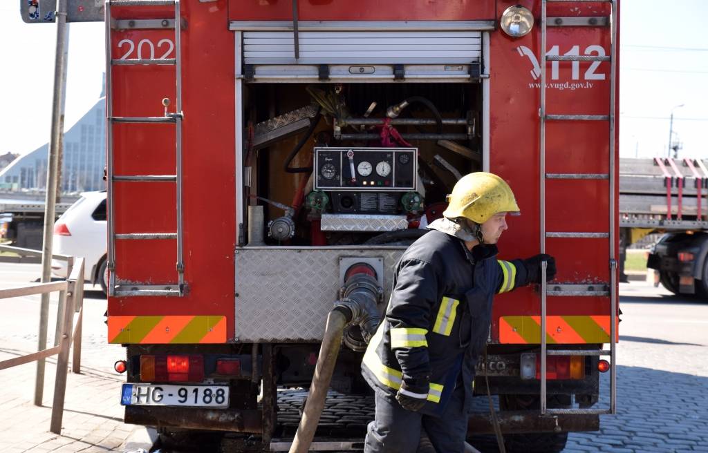 Aizvadītajā diennaktī Latvijā dzēsti 11 ugunsgrēki; cilvēki tajos nav cietuši