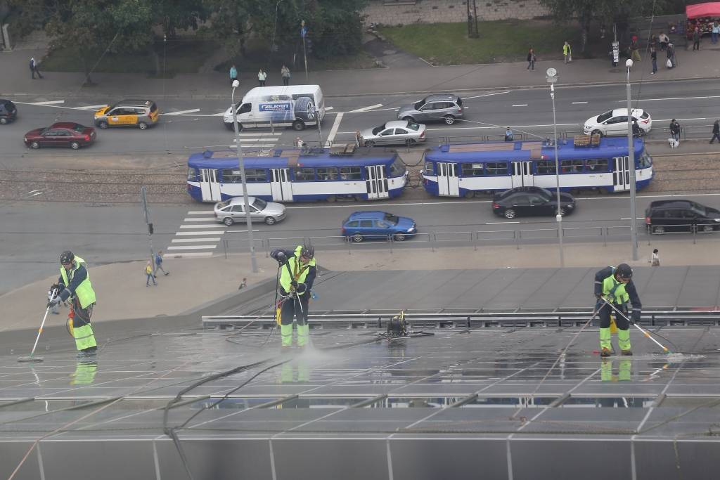 FOTO: Sāk Latvijas Nacionālās bibliotēkas tīrīšanu