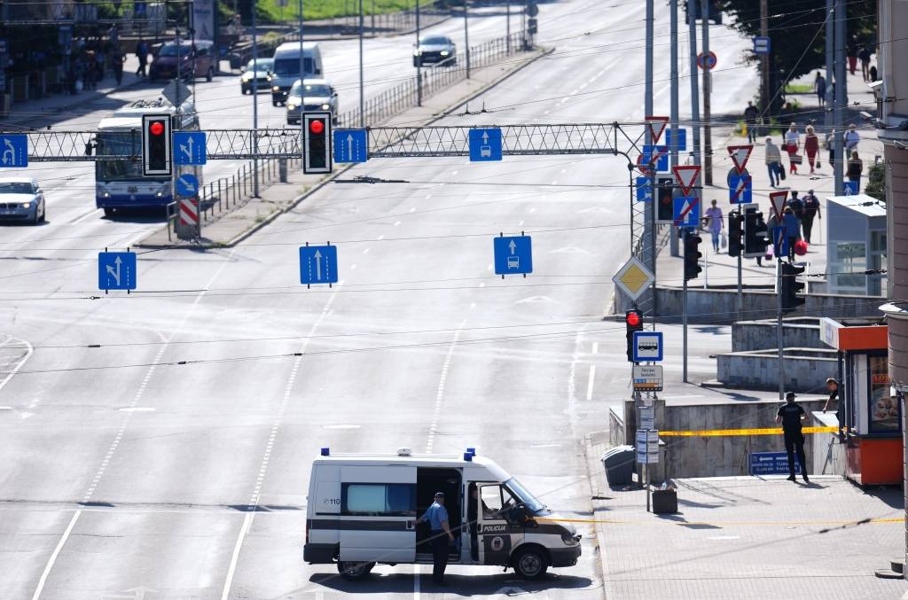 Ar kontrolētu sprādzienu likvidēta aizdomīgā soma pie Rīgas Centrālās stacijas 13.janvāra ielā pie McDonald's
