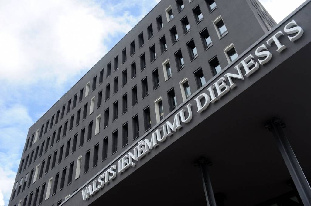 Pilotprojekta veidā paaugstinās algas VID darbiniekiem