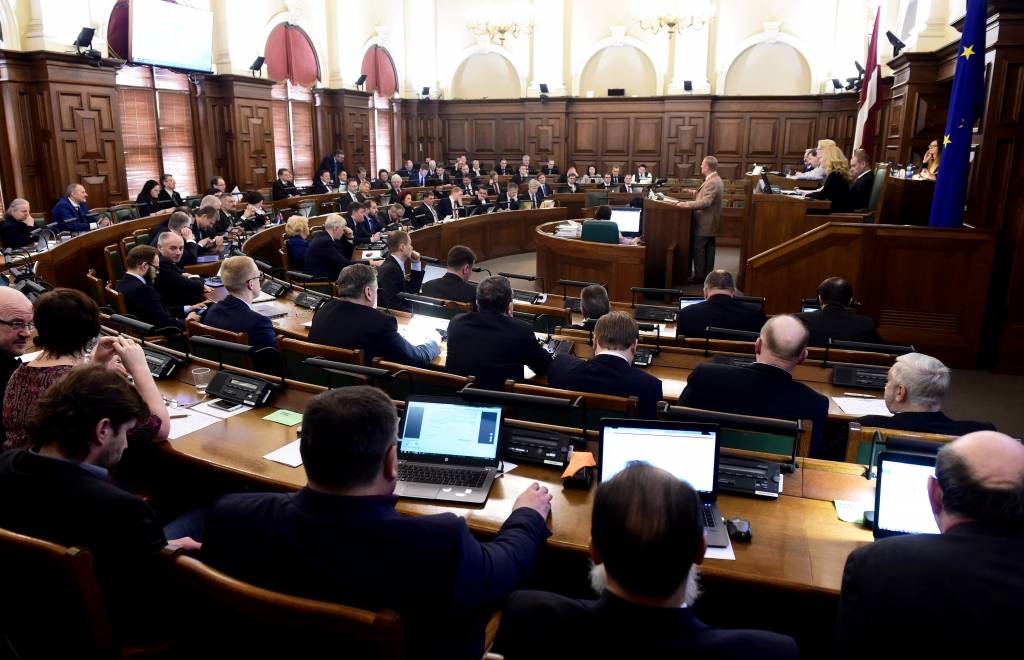 Saeimas deputātus nākamgad gaida algas pielikums