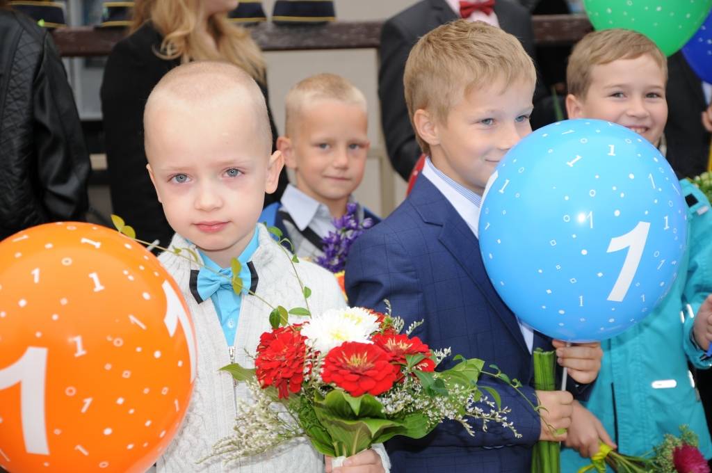 Valkas Jāņa Cimzes ģimnāzija sirsnīgi atzīmē Zinību dienu