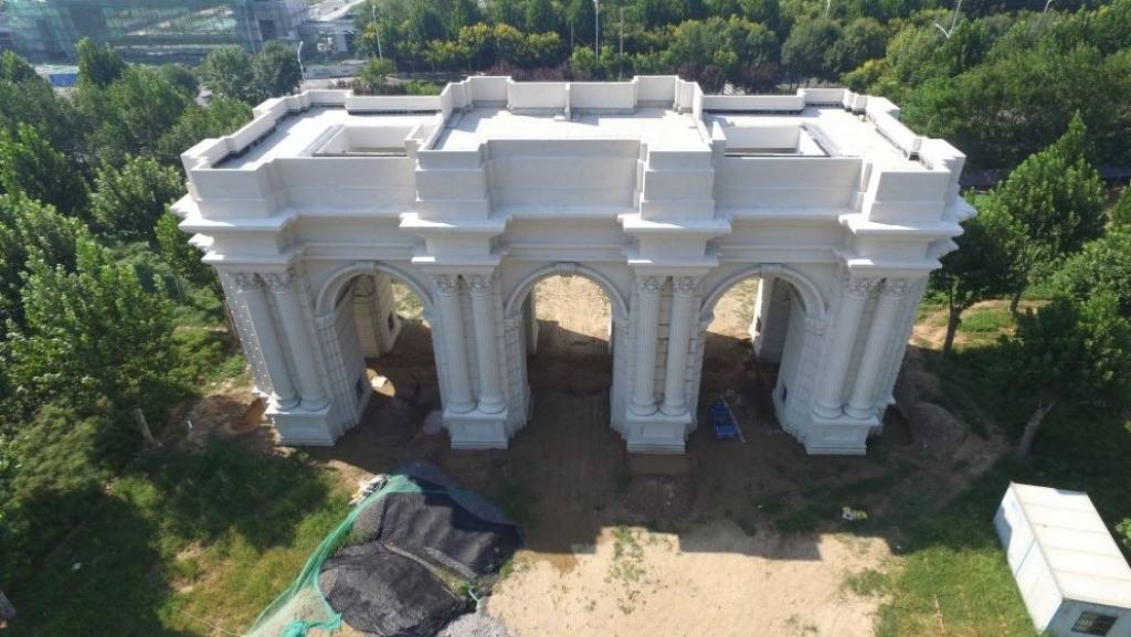FOTO: Ķīnieši par 450 tūkstošiem dolāru būvē savu Triumfa arku
