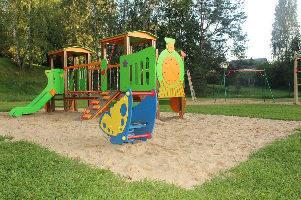 Smiltenē rotaļu laukumam izmaiņas darba laikā!