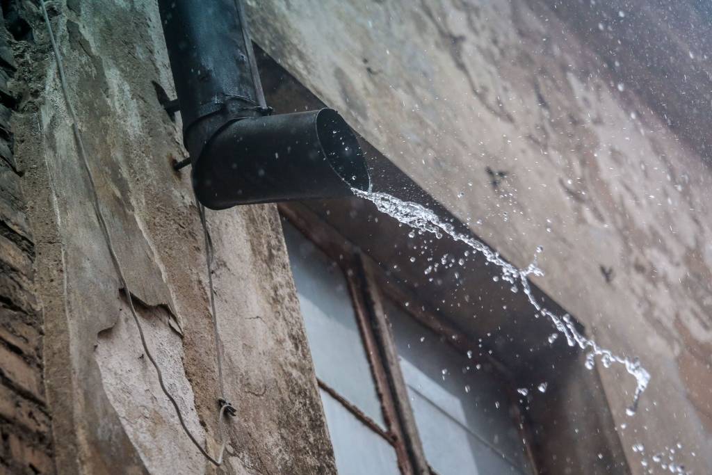 Rīgas ūdens mēnesī par nokrišņu ūdens aizvadīšanu izraksta rēķinus kopumā 27 000 eiro apmērā