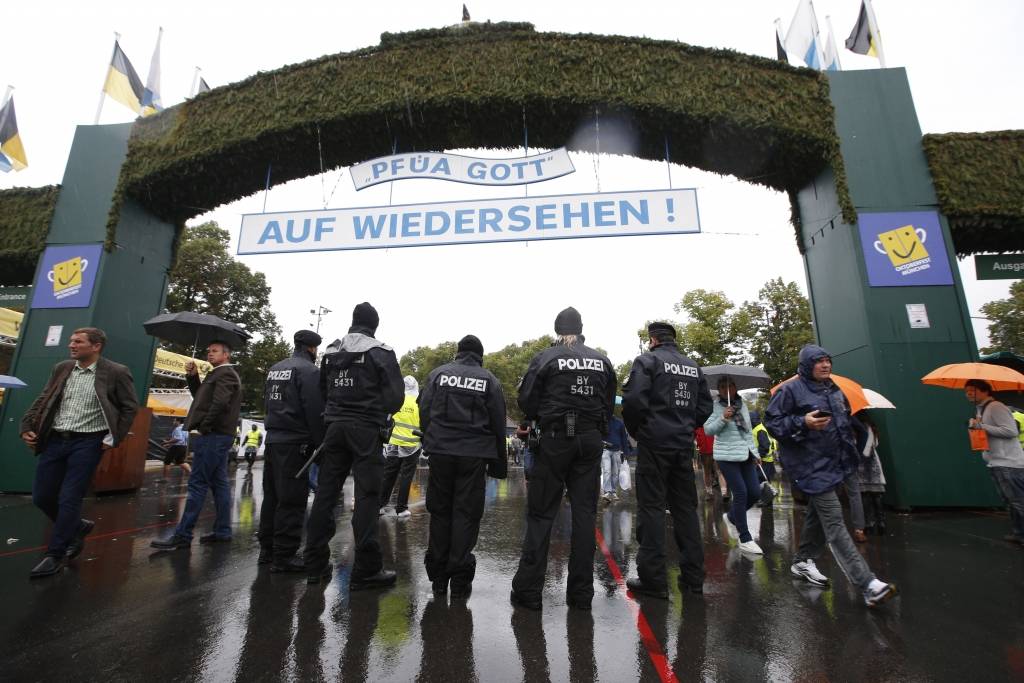 FOTO: Vācijā pastiprinātas drošības apstākļos atklāts Oktoberfest