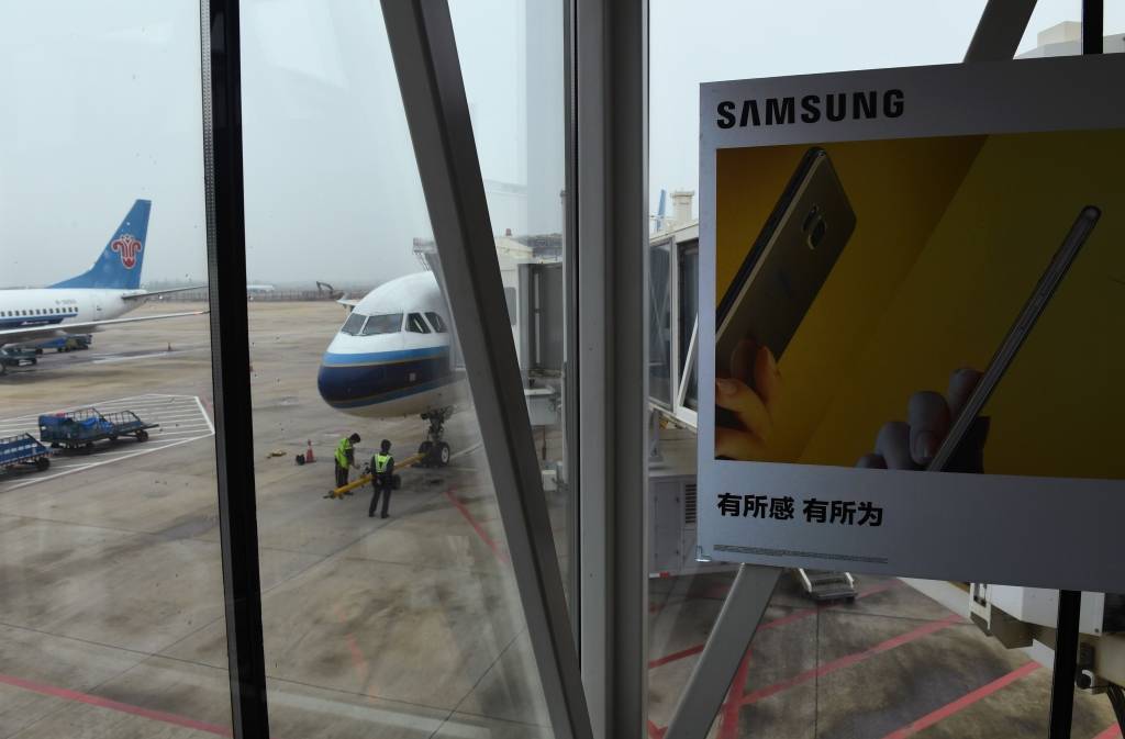Papildināta - ASV dūmojoša Samsung telefona dēļ evakuē pasažieru lidmašīnu