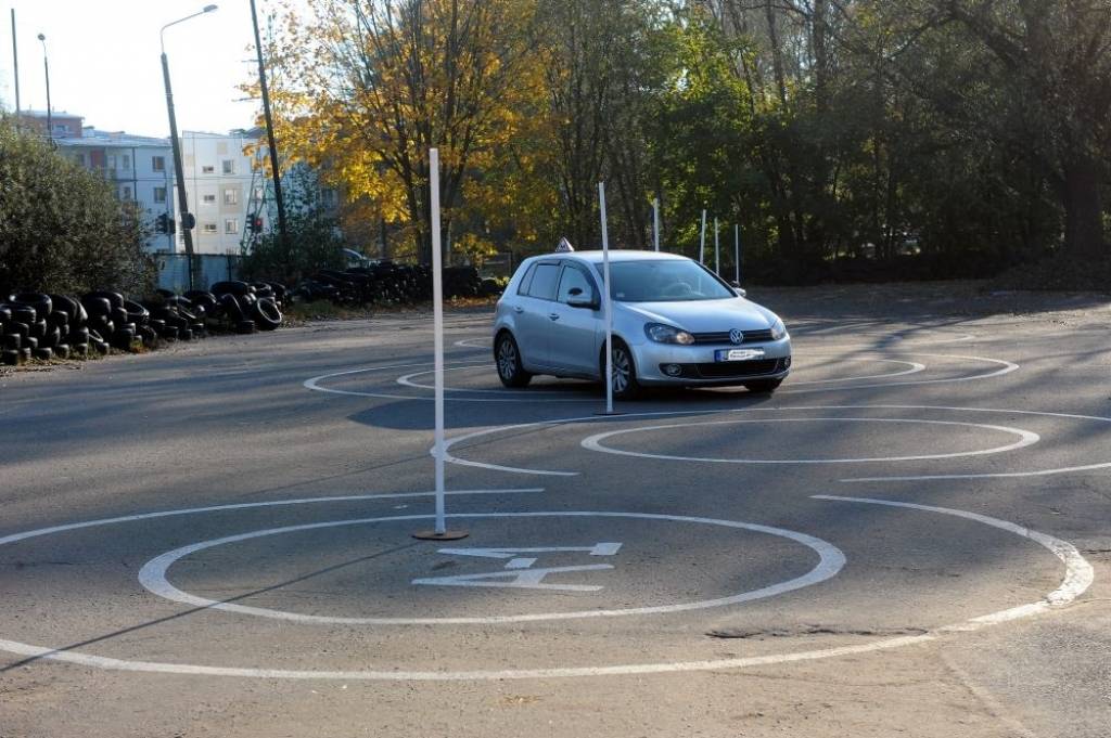 Būs aizliegts pirmās iemaņas auto vadīšanā gūt uz ielas