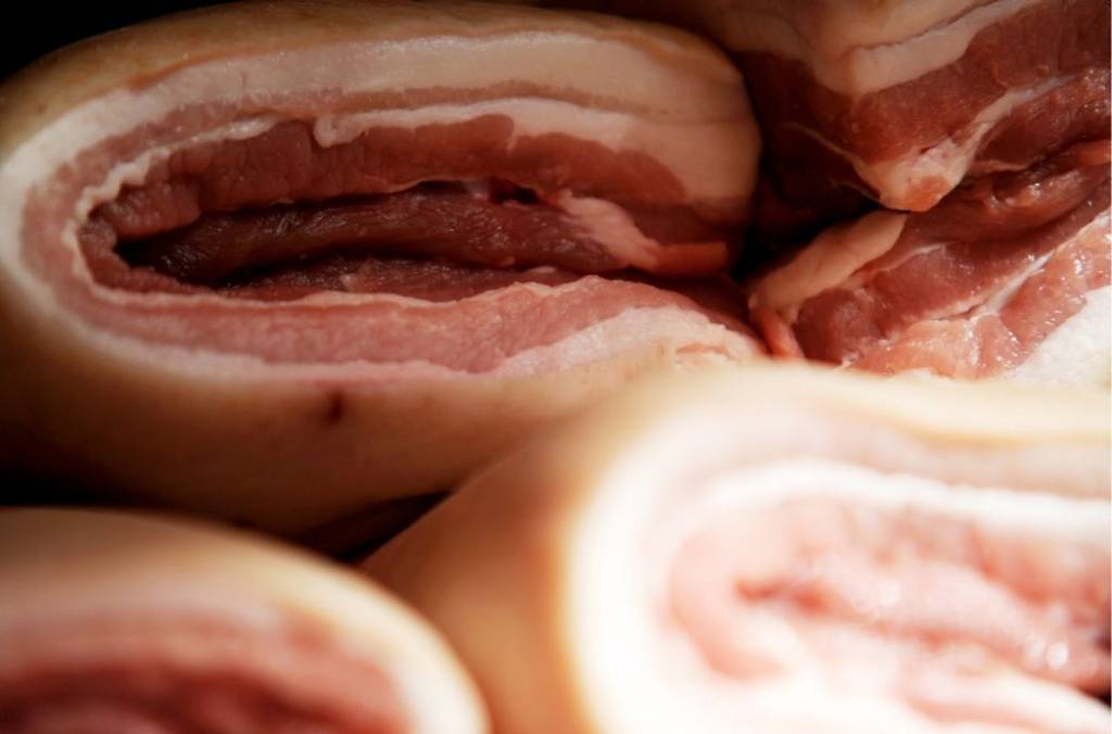 Mudina Latvijas iedzīvotājus sekot līdzi cūkgaļas izcelsmei