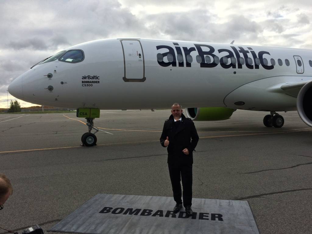 FOTO: Bombardier izrāda AirBaltic CS300 lidmašīnu