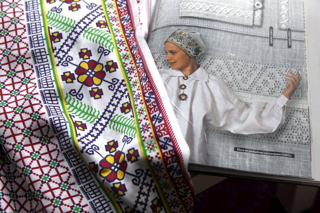 Kā top?: Karel's zīmola lakati ar latviešu zīmēm un rakstiem